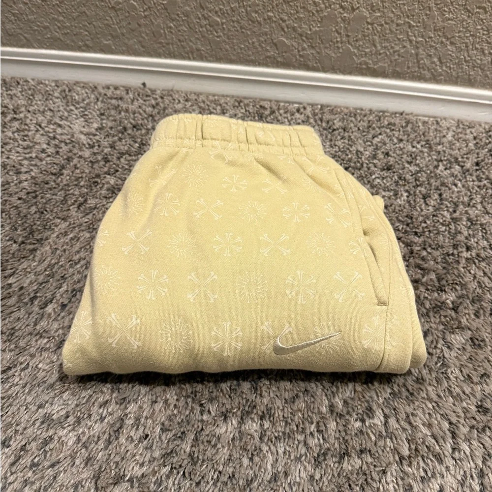 Nike Men’s Club Fleece Joggers - Picture 4 of 5